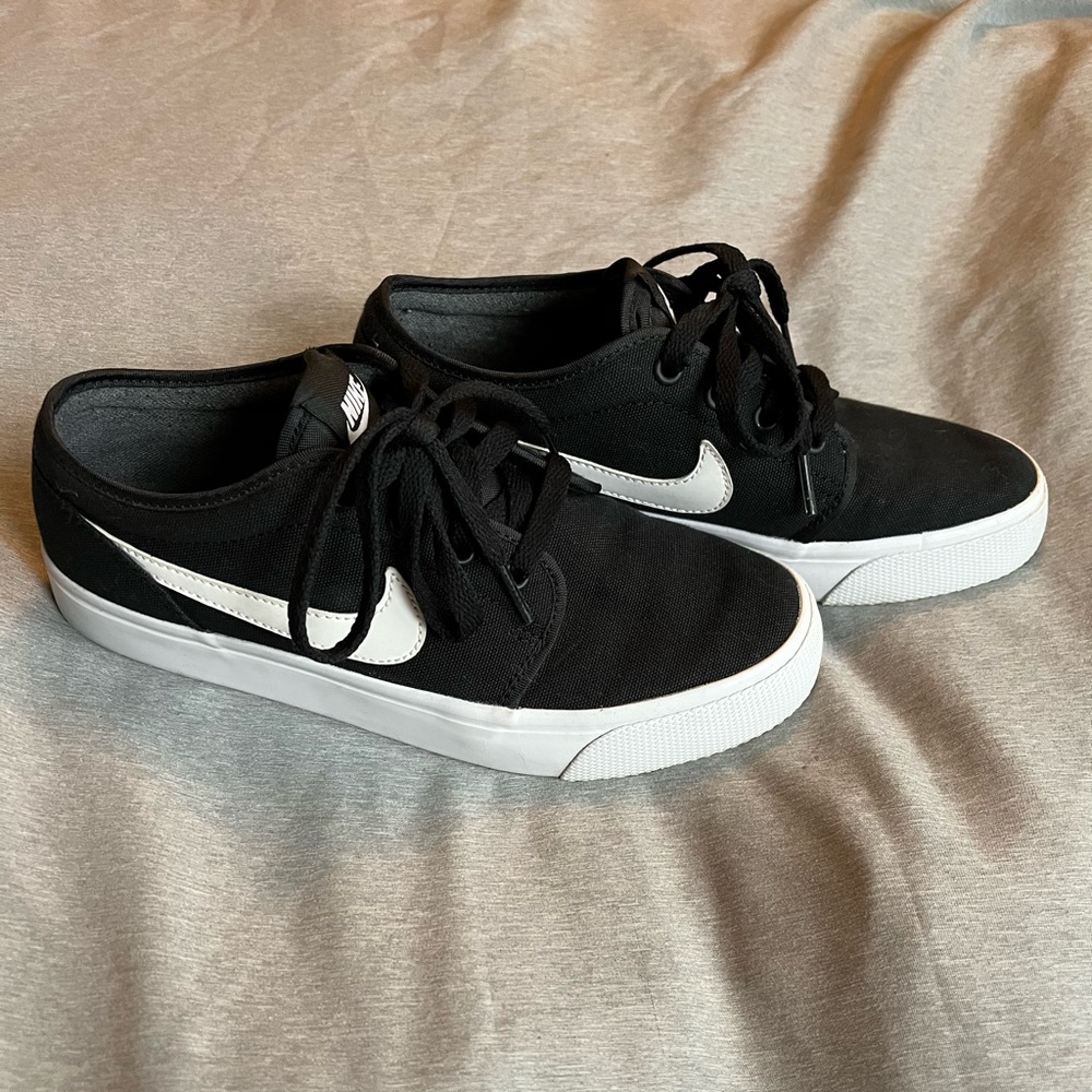 Nike Toki Low Mens Size 6.5 Approximately Womens Size 8 Low Top Sneaker Shoes